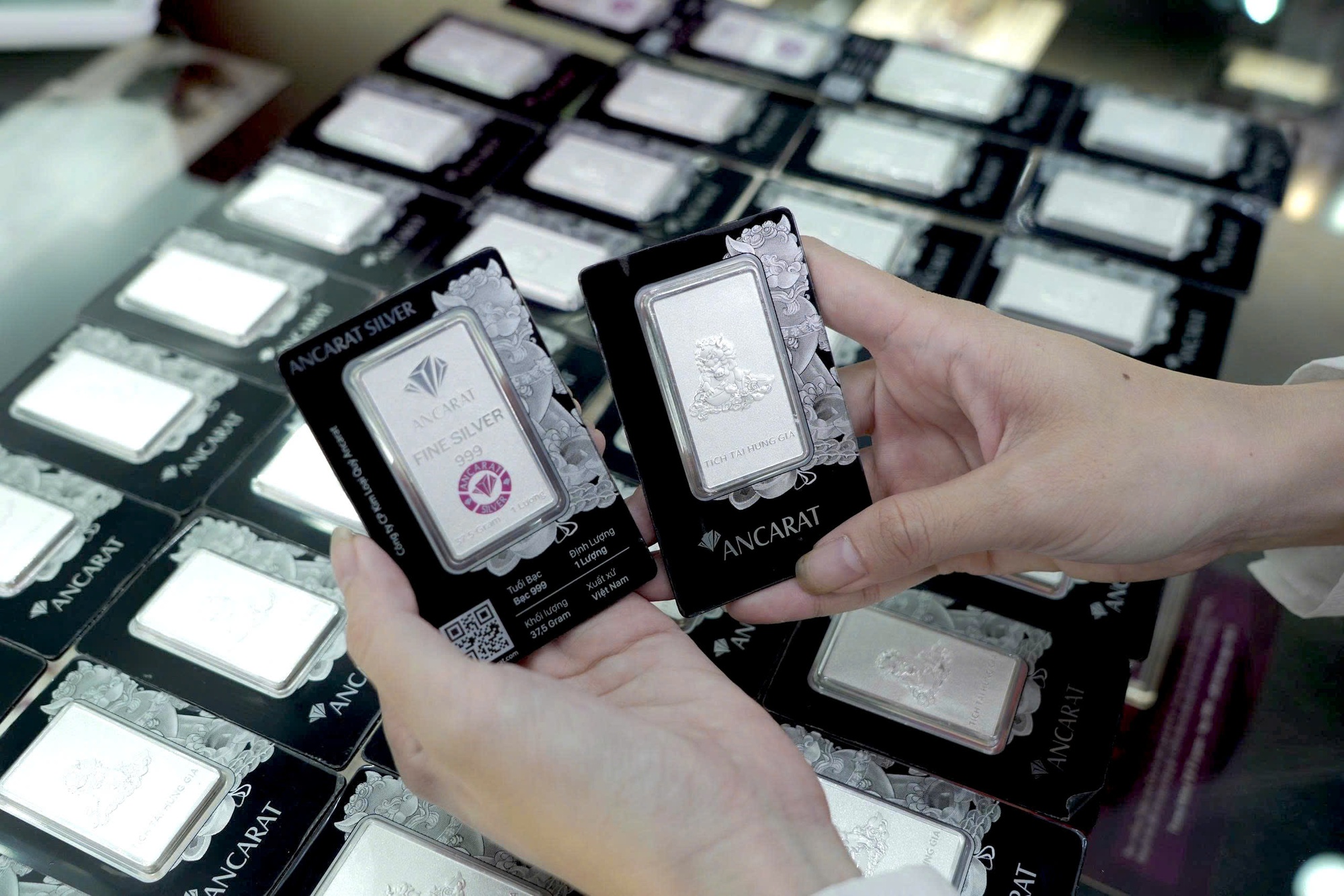 Giá bạc hôm nay 25/7: hạ nhiệt theo giá vàng - Ảnh 1