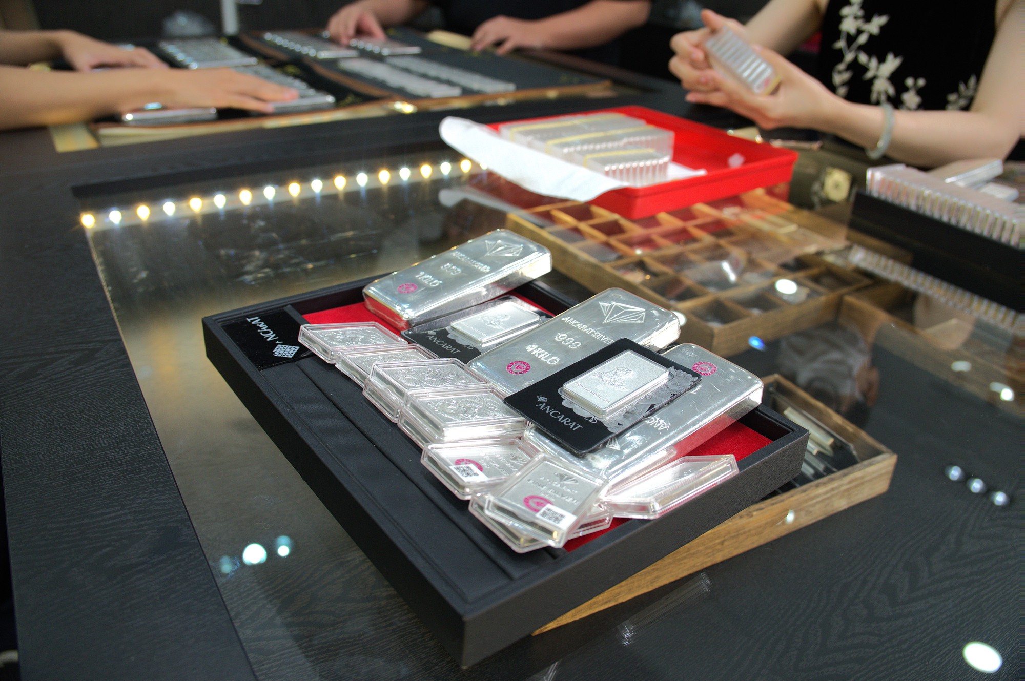 Giá bạc chạm đỉnh 14 năm, sức tăng vượt giá vàng - Ảnh 1