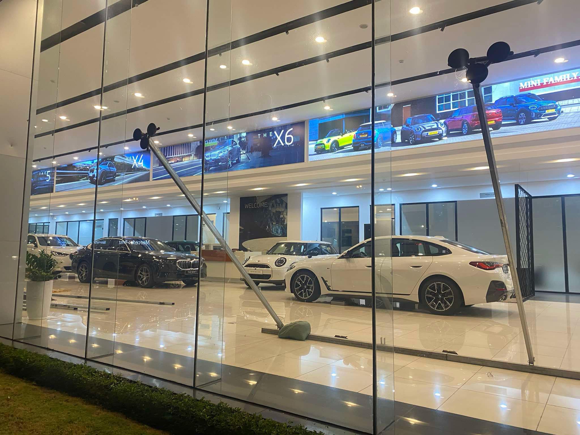 Showroom xe Việt tìm đủ cách chống bão Wipha: Có nơi mang xe đi trốn, nơi khác thuê vài container chắn cửa - Ảnh 3