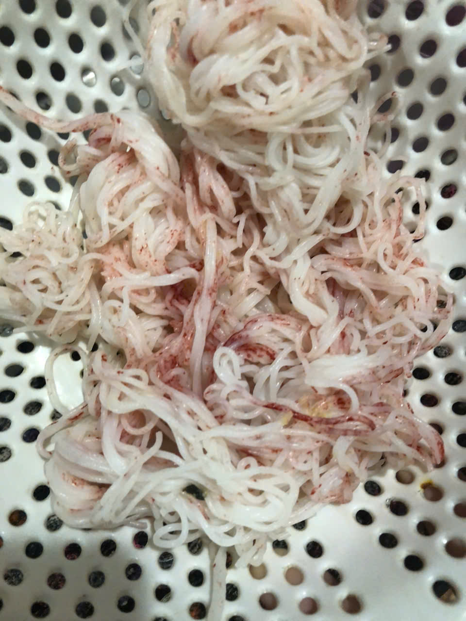 Người dân Đà Nẵng phản ánh sợi bún đổi màu đỏ bất thường - Ảnh 2