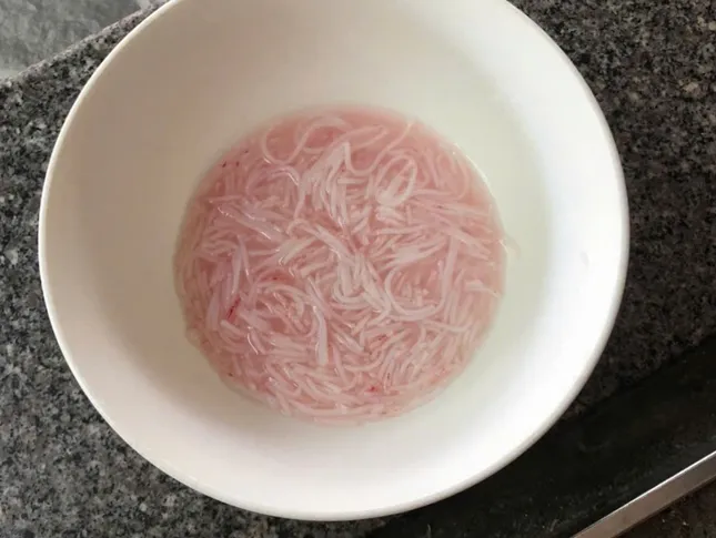 Bún tươi đổi màu lạ tại Đà Nẵng: Cơ sở sản xuất bị đình chỉ khẩn cấp - Ảnh 2