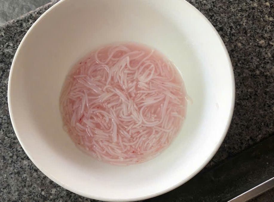 Lập đoàn kiểm tra vụ sợi bún đổi màu đỏ bất thường ở Đà Nẵng - Ảnh 1