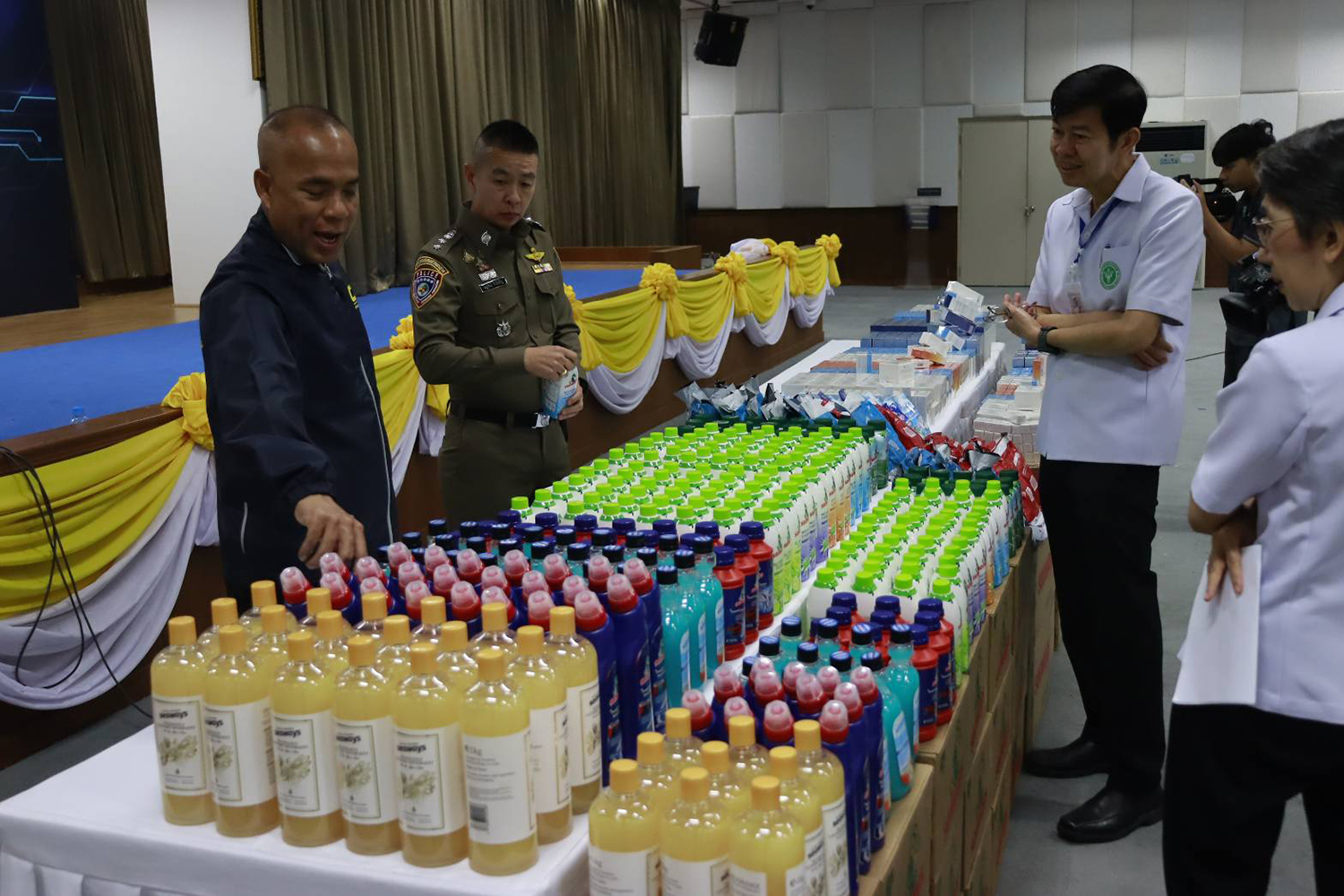 Đột kích một kho hàng, công an triệt phá đường dây bán mỹ phẩm và hóa chất tẩy rửa giả, tịch thu hơn 400.000 sản phẩm trị giá 16 tỷ đồng - Ảnh 1
