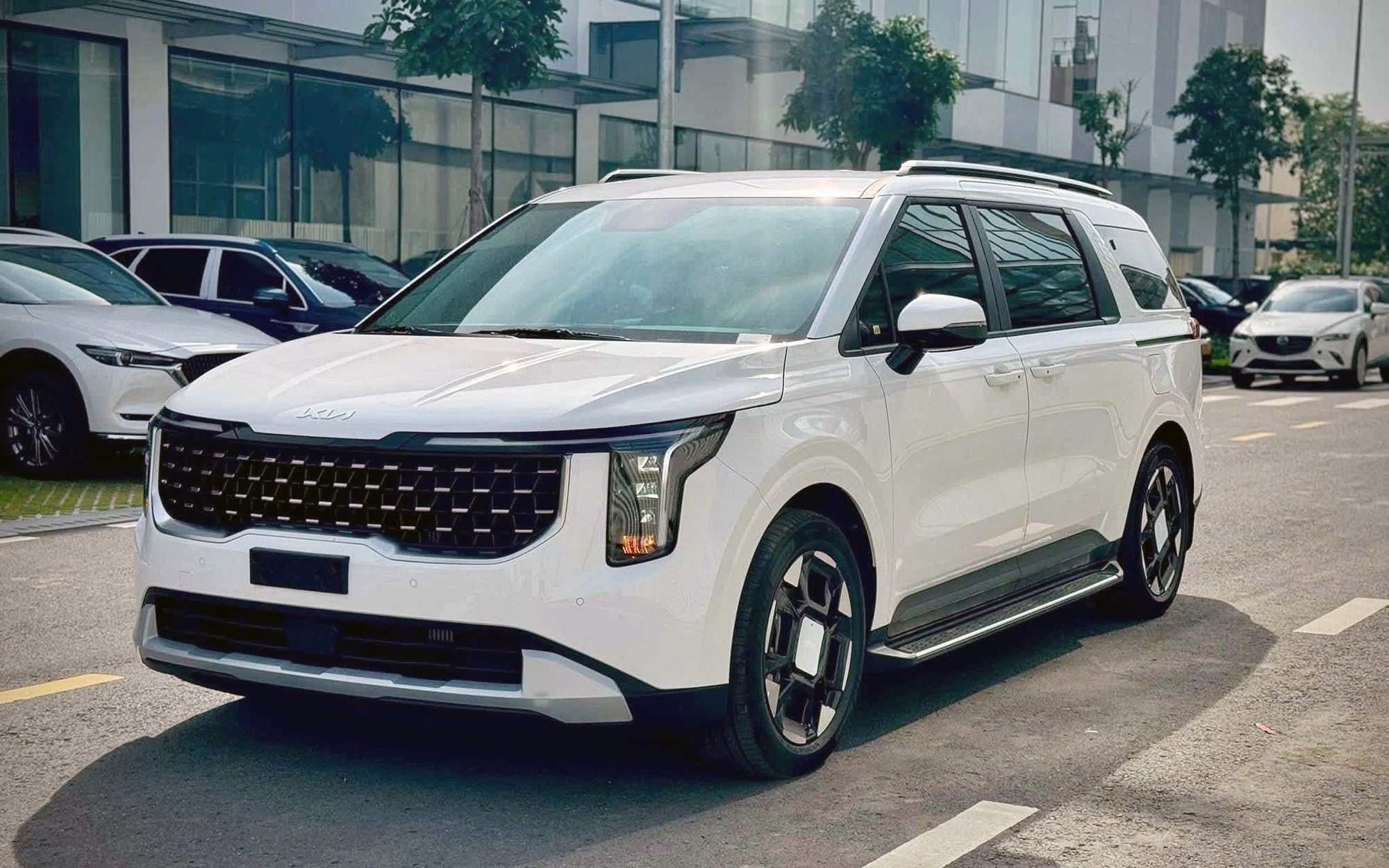 Giá Kia Carnival tiếp tục 'dò đáy', giảm hơn 100 triệu đồng tại đại lý: Bản dầu đắt nhất còn dưới 1,5 tỷ đồng, rẻ hơn nửa tỷ so với Viloran - Ảnh 1