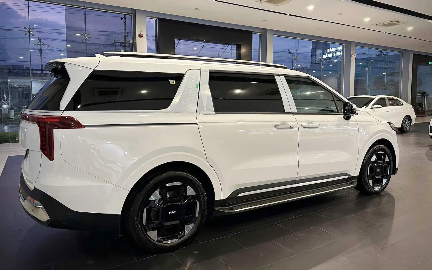 Giá Kia Carnival tiếp tục 'dò đáy', giảm hơn 100 triệu đồng tại đại lý: Bản dầu đắt nhất còn dưới 1,5 tỷ đồng, rẻ hơn nửa tỷ so với Viloran - Ảnh 2