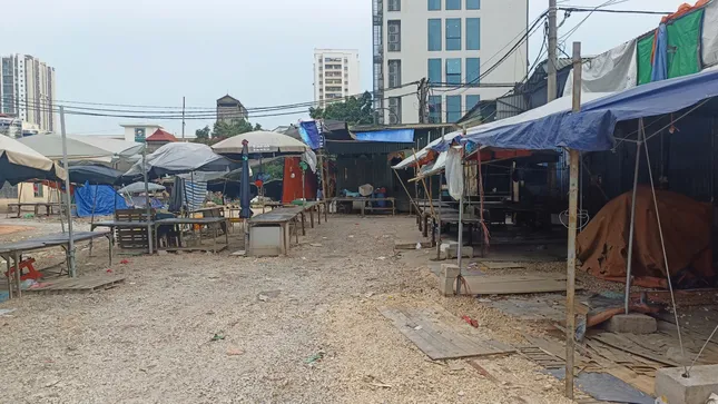 Tiểu thương ở chợ Phùng Khoang bức xúc vì bị 'vạ lây' vụ thịt lợn nhiễm dịch tả lợn châu Phi - Ảnh 4