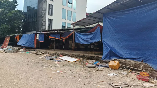 Tiểu thương ở chợ Phùng Khoang bức xúc vì bị 'vạ lây' vụ thịt lợn nhiễm dịch tả lợn châu Phi - Ảnh 2