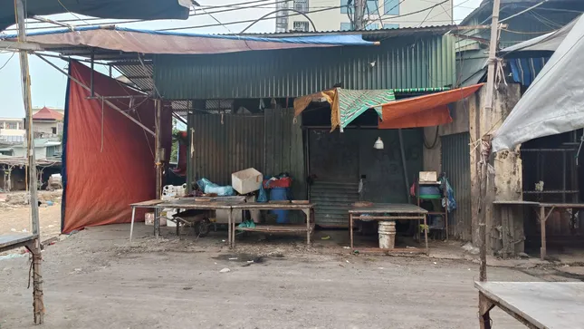 Tiểu thương ở chợ Phùng Khoang bức xúc vì bị 'vạ lây' vụ thịt lợn nhiễm dịch tả lợn châu Phi - Ảnh 3