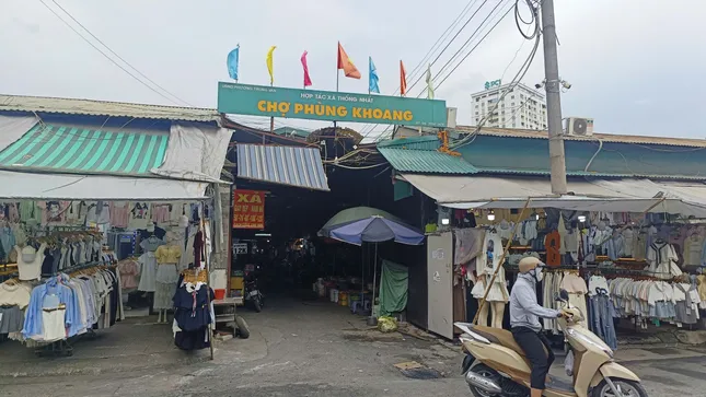 Tiểu thương ở chợ Phùng Khoang bức xúc vì bị 'vạ lây' vụ thịt lợn nhiễm dịch tả lợn châu Phi - Ảnh 1