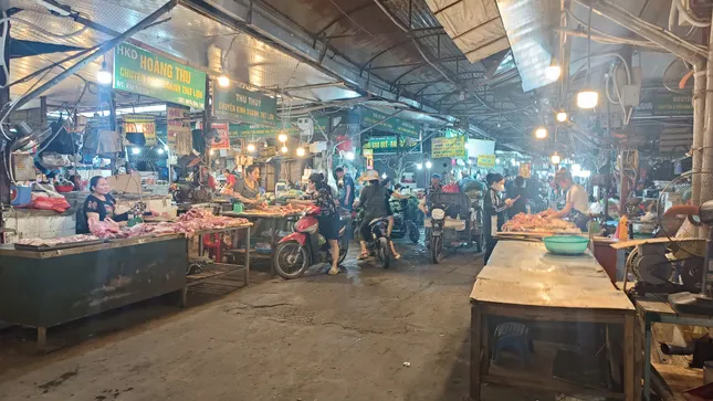 Tiểu thương ở chợ Phùng Khoang bức xúc vì bị 'vạ lây' vụ thịt lợn nhiễm dịch tả lợn châu Phi - Ảnh 5