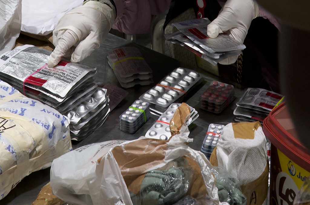 Kỷ lục: Đột kích hàng nghìn đường dây buôn bán thuốc giả tại 90 quốc gia, tịch thu 50,4 triệu sản phẩm - Ảnh 1