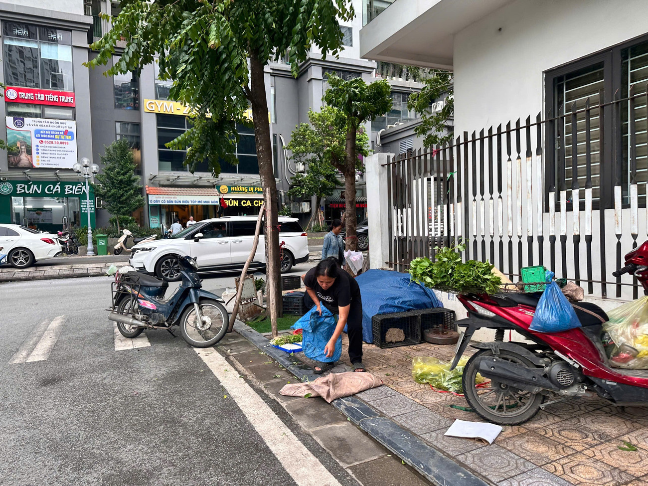Người Hà Nội tất bật đi chợ, nhiều quầy hàng hết sớm ngày bão - Ảnh 2