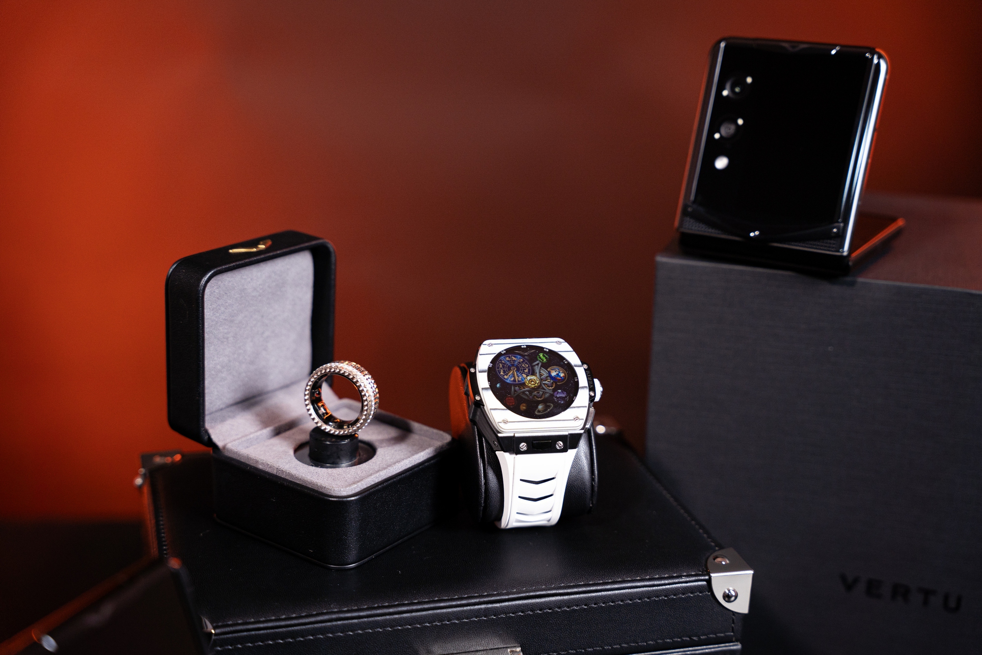 Chiếc điện thoại gập đầu tiên trên thế giới cẩn đá năng lượng phong thuỷ vừa về Việt Nam - Ảnh 4