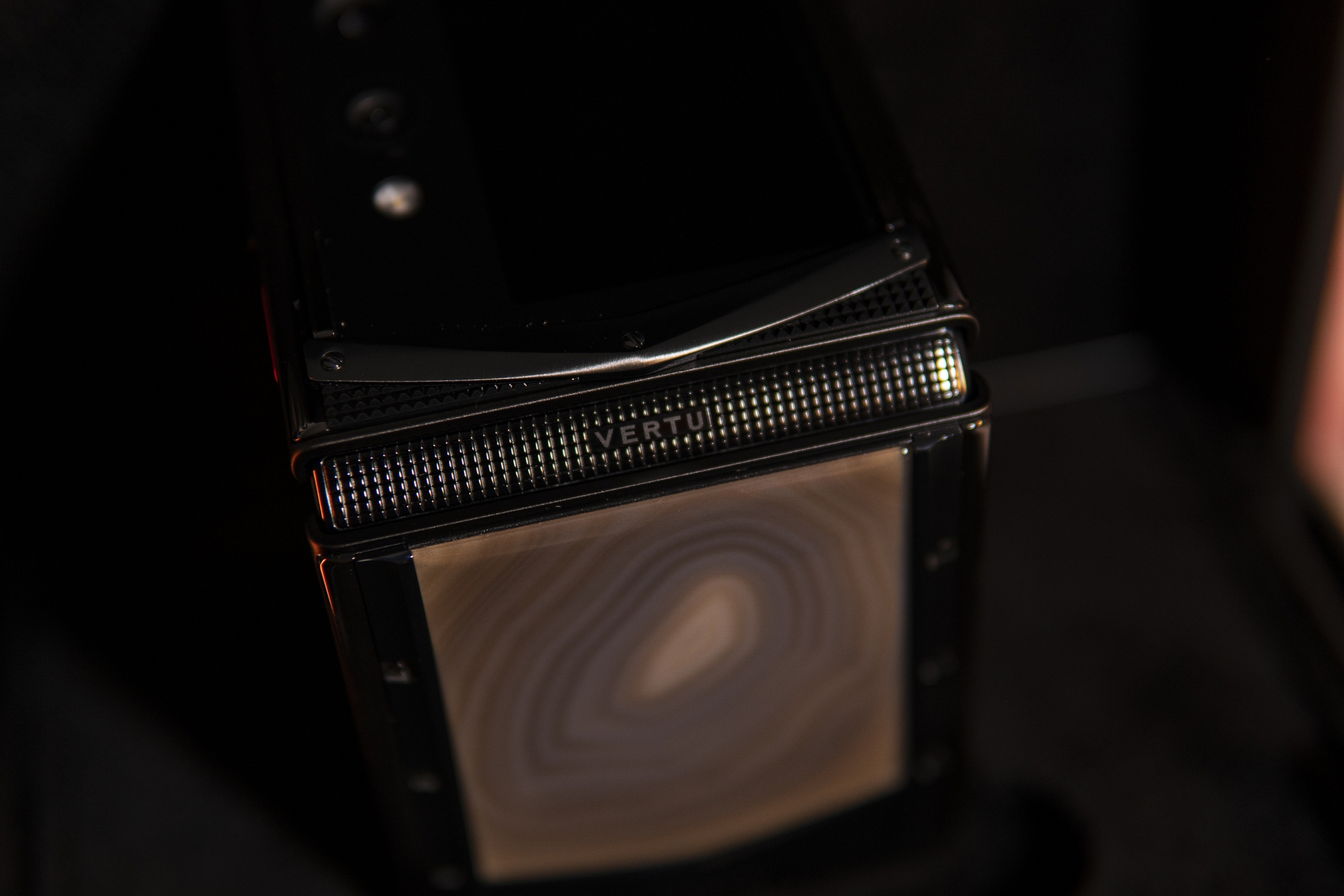 Chiếc điện thoại gập đầu tiên trên thế giới cẩn đá năng lượng phong thuỷ vừa về Việt Nam - Ảnh 2