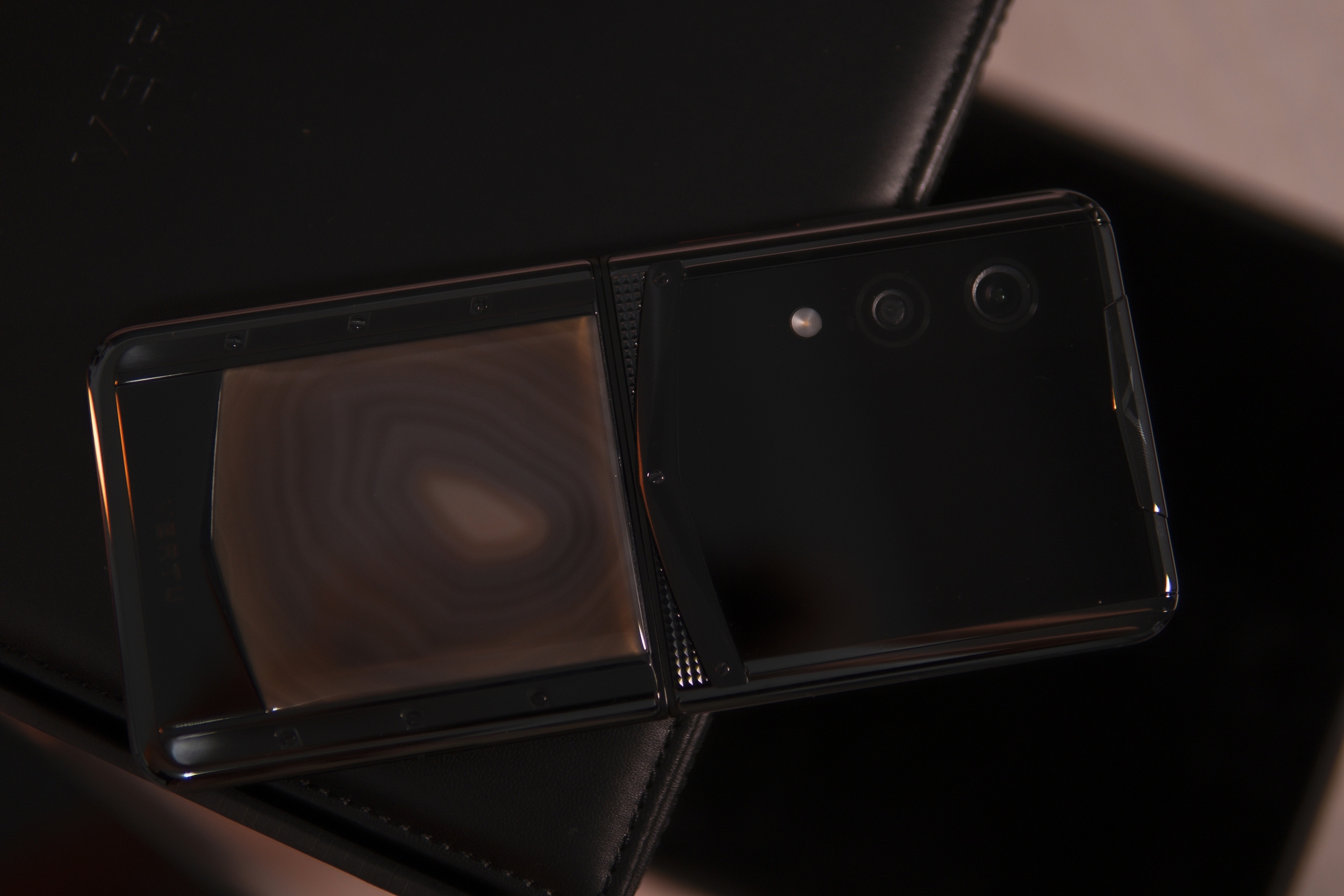 Chiếc điện thoại gập đầu tiên trên thế giới cẩn đá năng lượng phong thuỷ vừa về Việt Nam - Ảnh 3