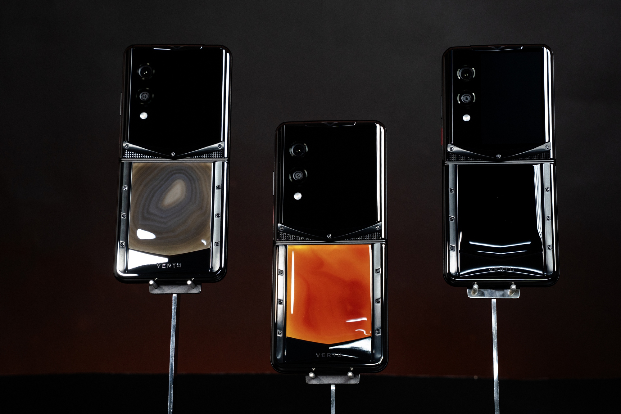 Chiếc điện thoại gập đầu tiên trên thế giới cẩn đá năng lượng phong thuỷ vừa về Việt Nam - Ảnh 1