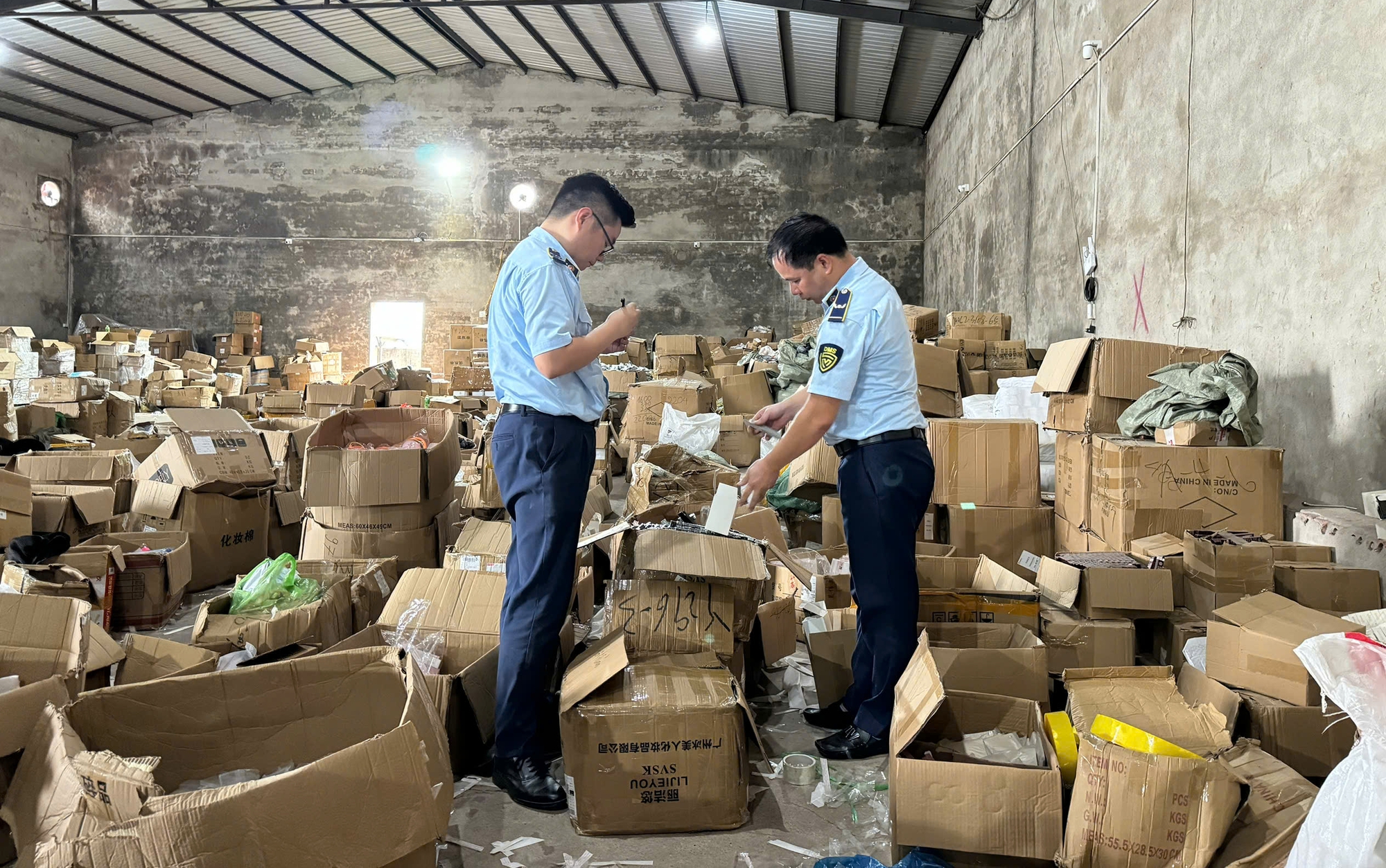 Ập vào kiểm tra kho hàng "ẩn danh" ở Quảng Ninh, phát hiện ra một sự thật - Ảnh 1