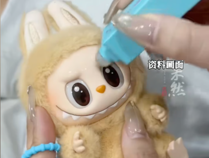 Nở rộ nghề 'bác sĩ' chuyên sửa Labubu - Ảnh 2