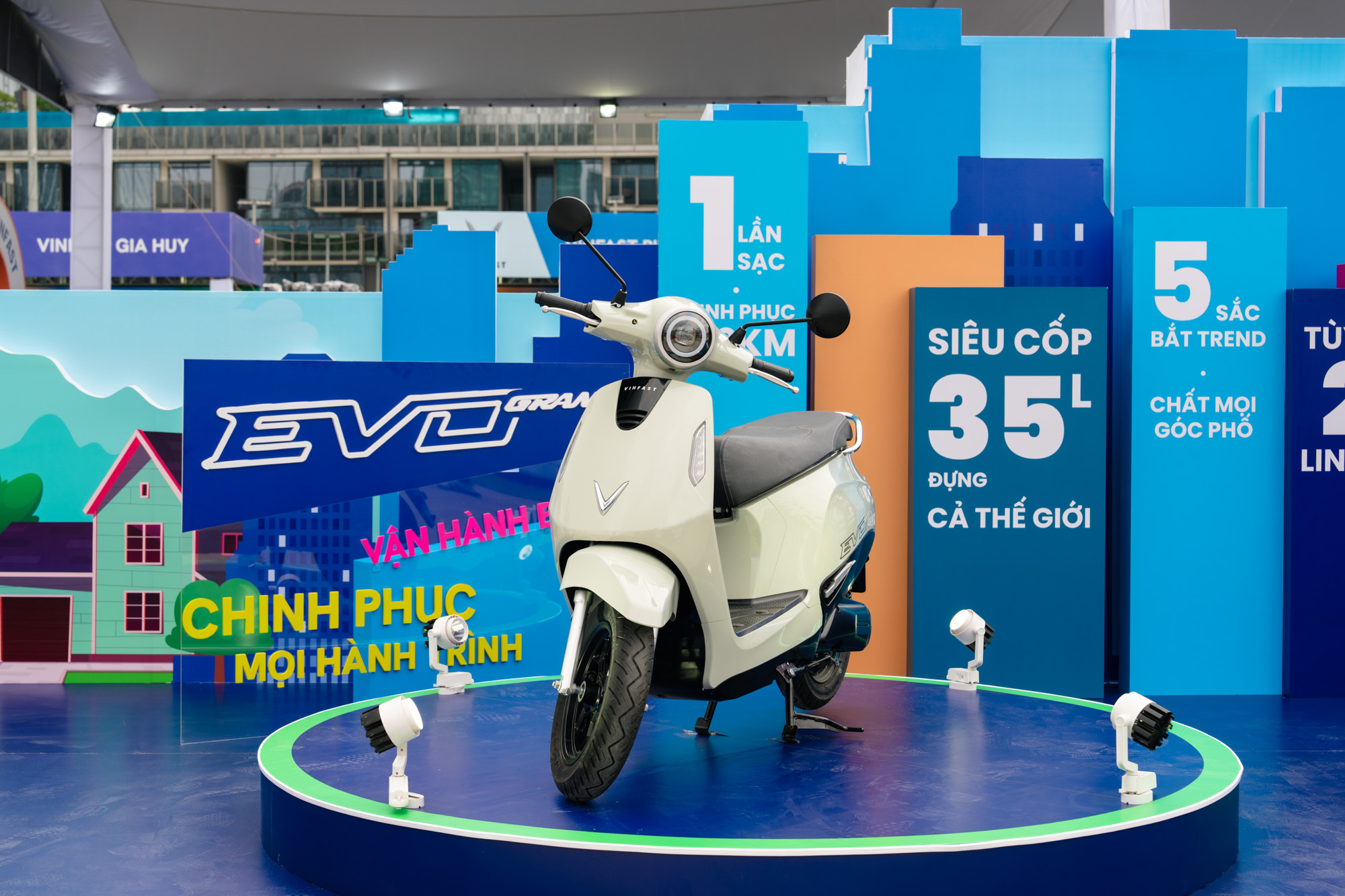 Mẫu xe máy điện đi từ Hà Nội đến Nghệ An mới cần sạc: Cốp rộng hơn Vision, Lead, giá "êm" - Ảnh 1