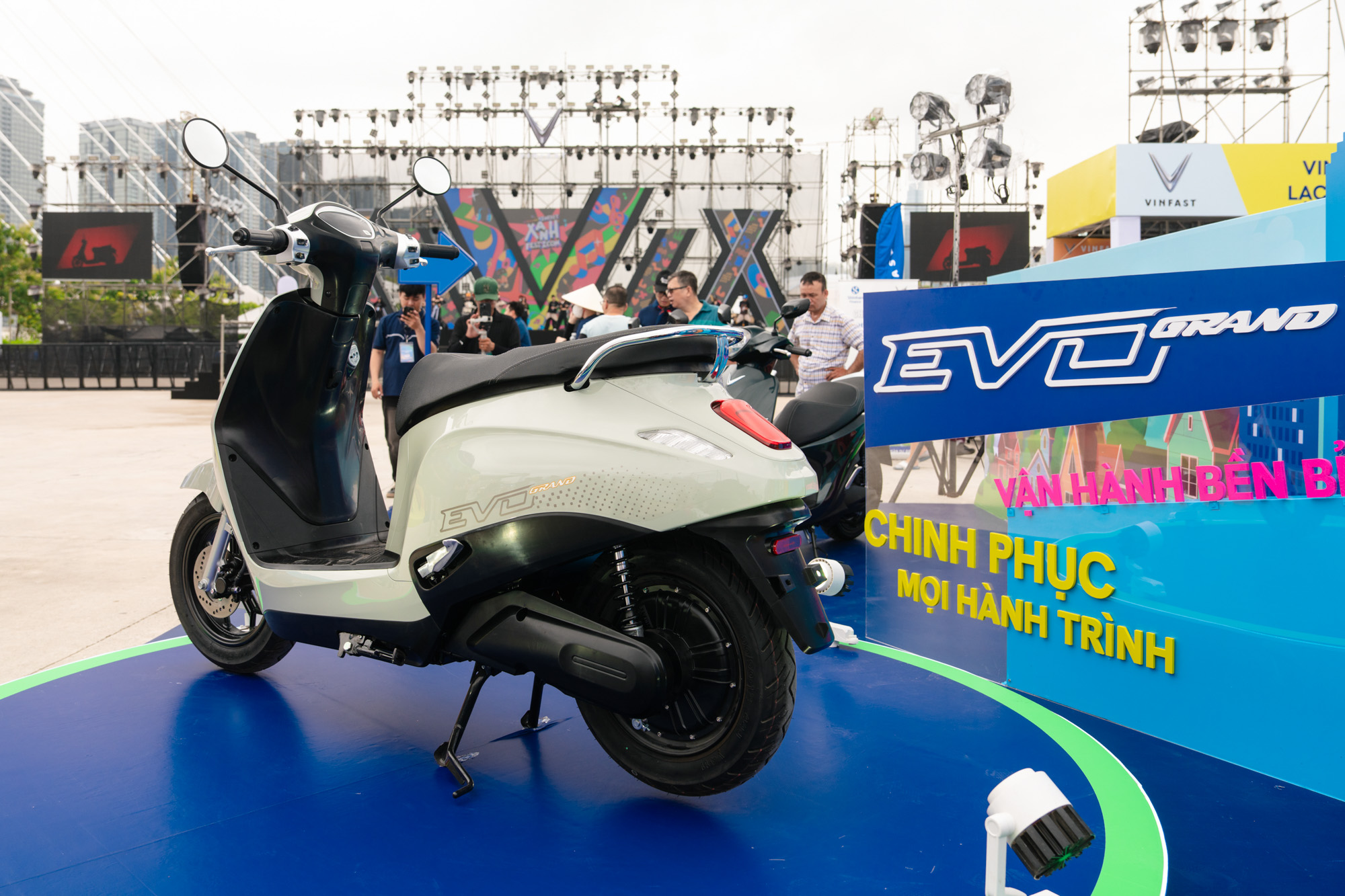 Mẫu xe máy điện đi từ Hà Nội đến Nghệ An mới cần sạc: Cốp rộng hơn Vision, Lead, giá "êm" - Ảnh 3
