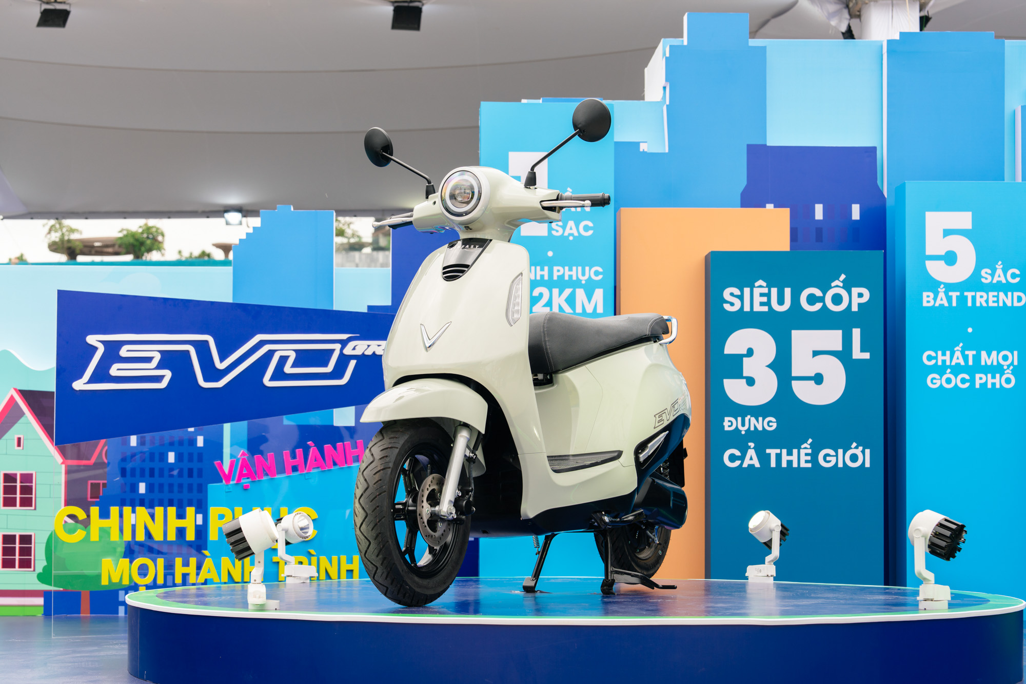 Mẫu xe máy điện đi từ Hà Nội đến Nghệ An mới cần sạc: Cốp rộng hơn Vision, Lead, giá "êm" - Ảnh 10