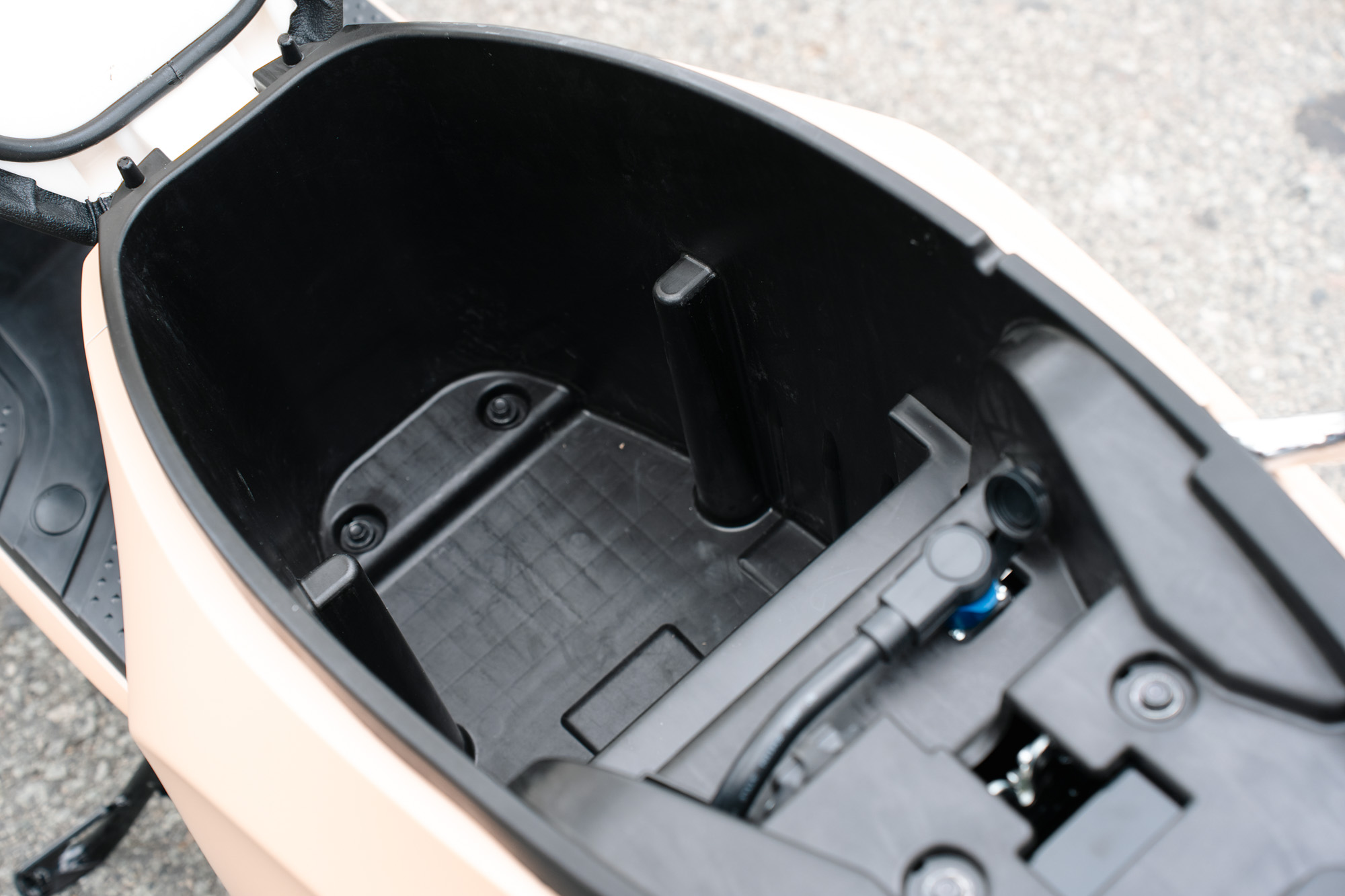 Mẫu xe máy điện đi từ Hà Nội đến Nghệ An mới cần sạc: Cốp rộng hơn Vision, Lead, giá "êm" - Ảnh 5