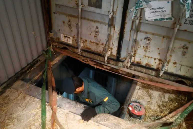 Sâu 4 mét dưới lòng đất: Cảnh sát phát hiện nhà máy thuốc lá giả, lợi nhuận "khủng" hơn 19 tỷ/tuần - Ảnh 1