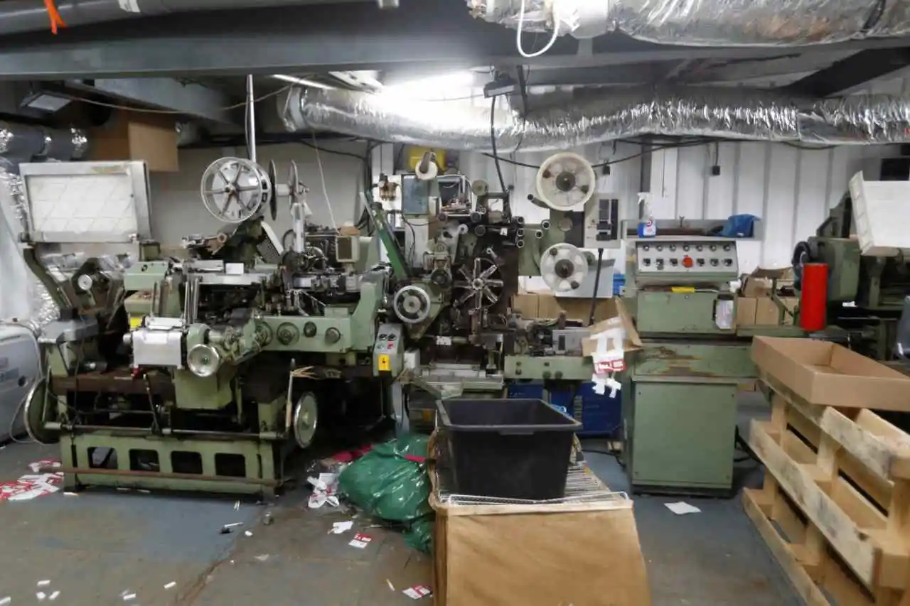 Sâu 4 mét dưới lòng đất: Cảnh sát phát hiện nhà máy thuốc lá giả, lợi nhuận "khủng" hơn 19 tỷ/tuần - Ảnh 3