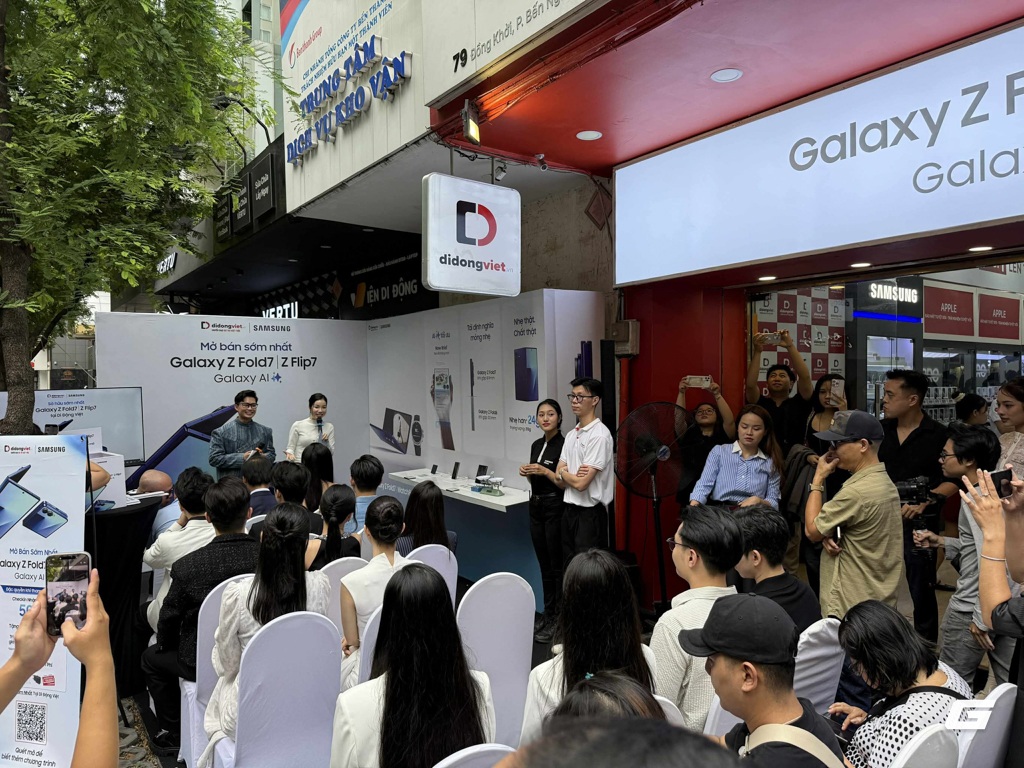 Điện thoại gập không còn là "đồ chơi nhà giàu": Galaxy Z Fold7 và Flip7 khiến người Việt chịu chi hơn bao giờ hết, xếp hàng từ tận 7 giờ sáng để mua máy mới - Ảnh 1