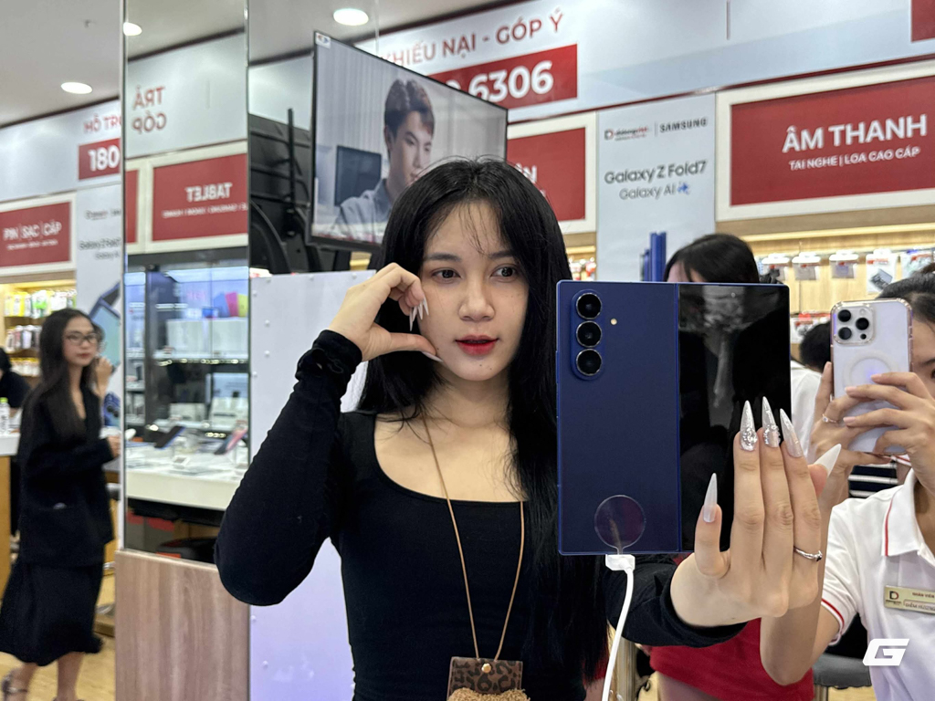 Điện thoại gập không còn là "đồ chơi nhà giàu": Galaxy Z Fold7 và Flip7 khiến người Việt chịu chi hơn bao giờ hết, xếp hàng từ tận 7 giờ sáng để mua máy mới - Ảnh 6