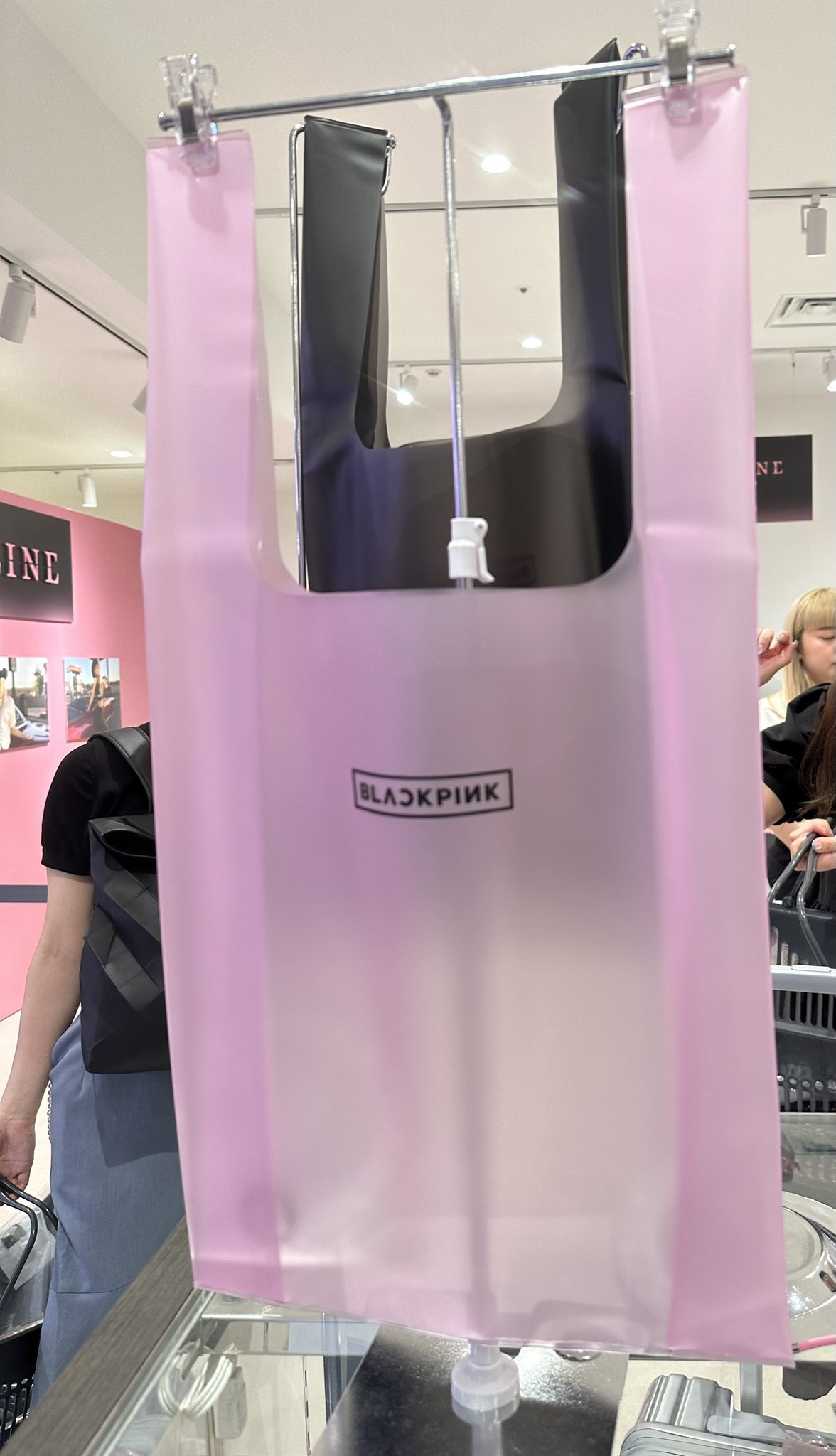 BLACKPINK bán bao nylon giá nửa triệu, fan ngỡ ngàng - Ảnh 2