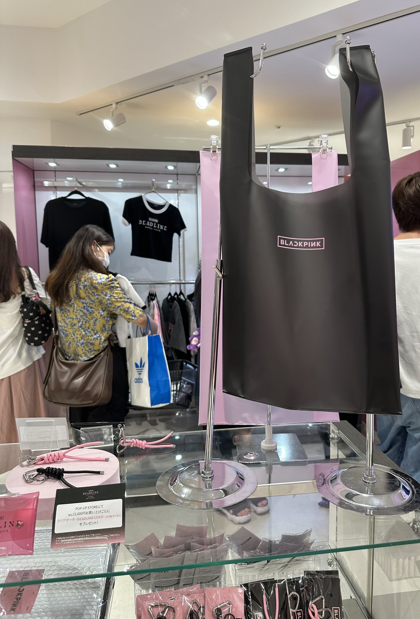 BLACKPINK bán bao nylon giá nửa triệu, fan ngỡ ngàng - Ảnh 1