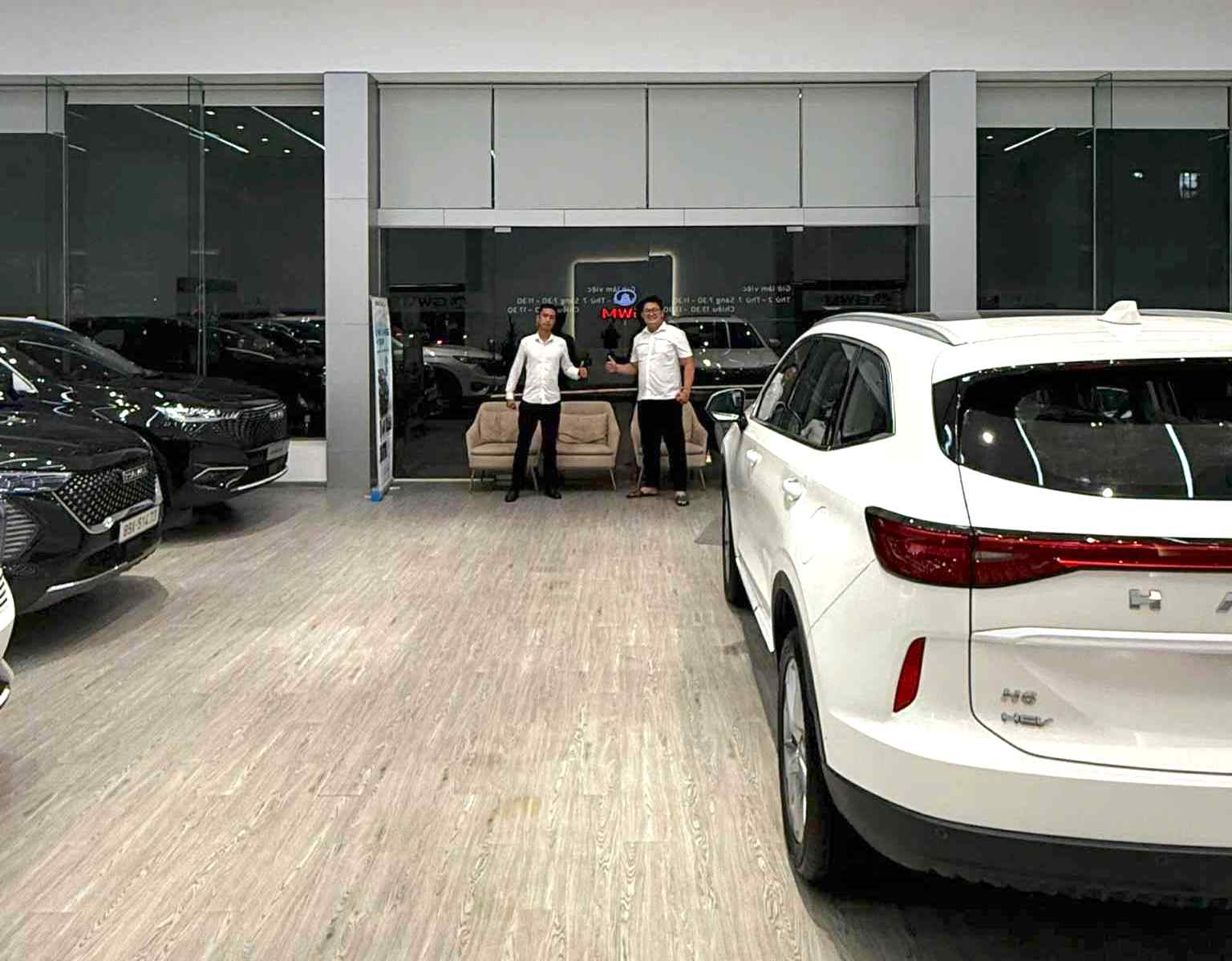 Showroom xe Việt tìm đủ cách chống bão Wipha: Có nơi mang xe đi trốn, nơi khác thuê vài container chắn cửa - Ảnh 6