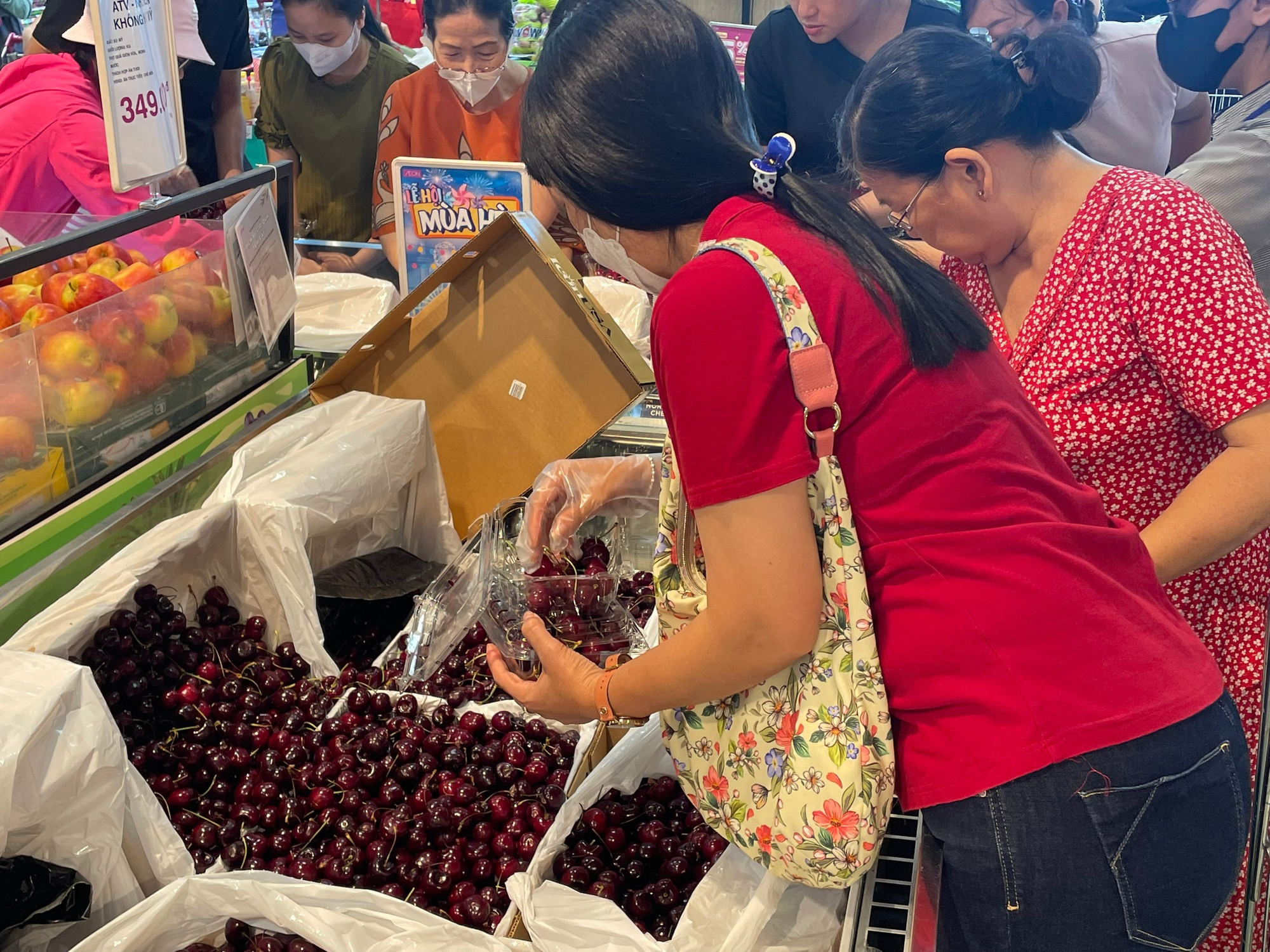 Giá cherry Mỹ bán tại TP HCM giảm chưa từng thấy - Ảnh 2