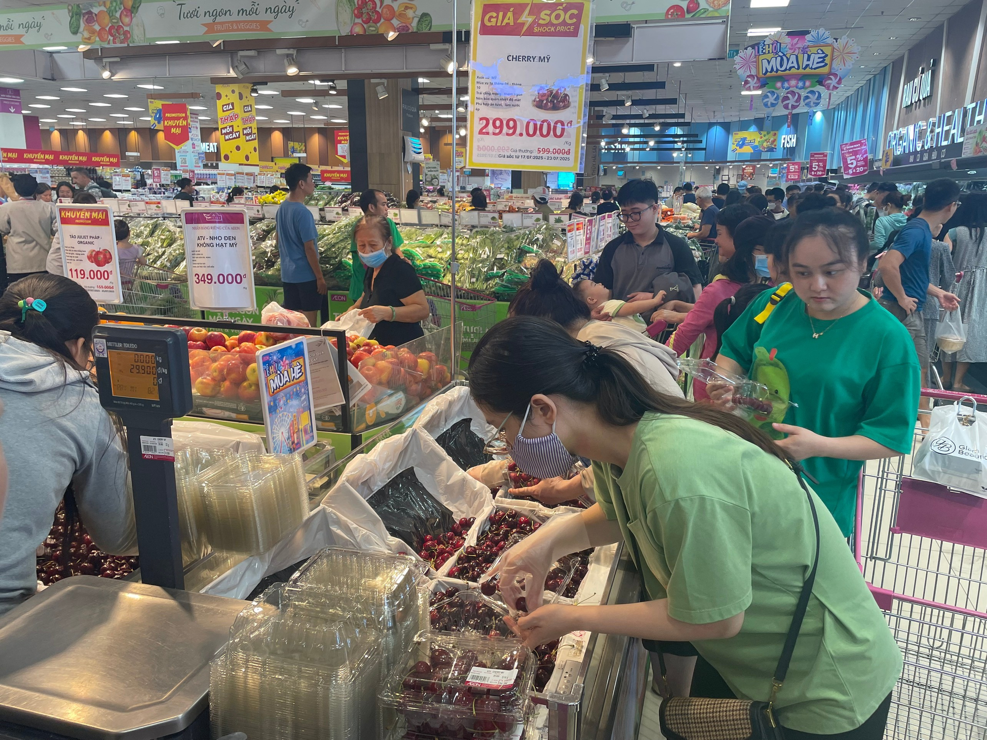 Giá cherry Mỹ bán tại TP HCM giảm chưa từng thấy - Ảnh 1