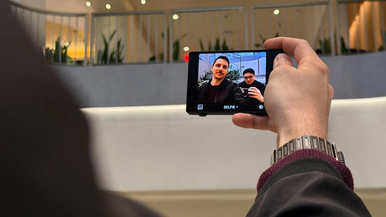 Tôi đã bỏ iPhone để dùng mẫu điện thoại "cục gạch" có giá tận 20 triệu này: Cảm giác thật khó tả - Ảnh 1