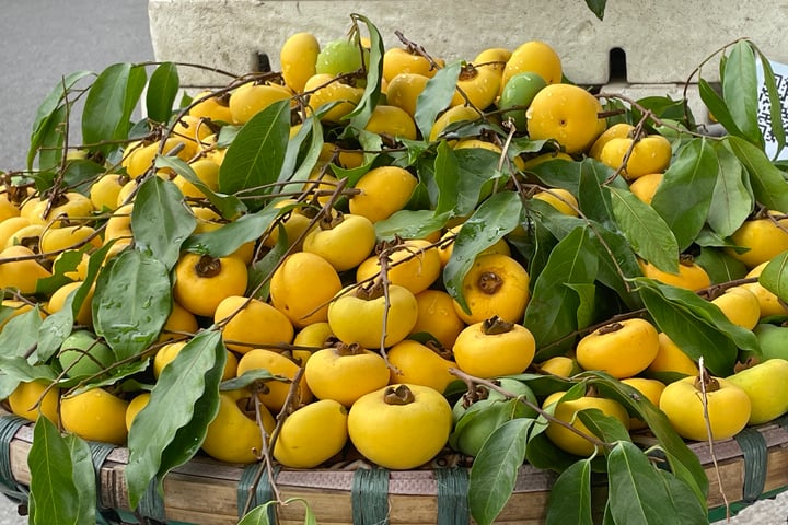 Thị thơm vào mùa, chị em lùng mua cả cành về chưng nhà - Ảnh 3