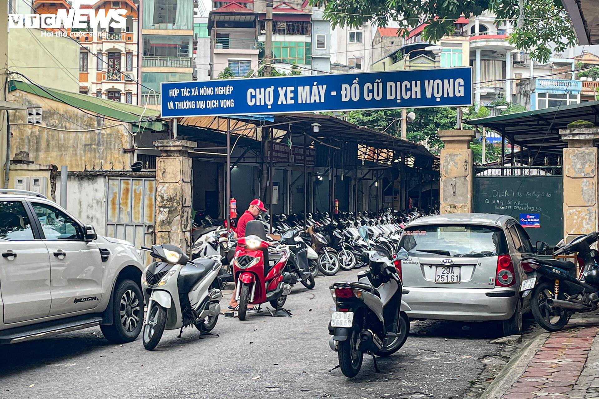 'Thủ phủ' xe máy cũ ở Hà Nội ế ẩm trước thông tin xe xăng sắp bị thay thế - Ảnh 1