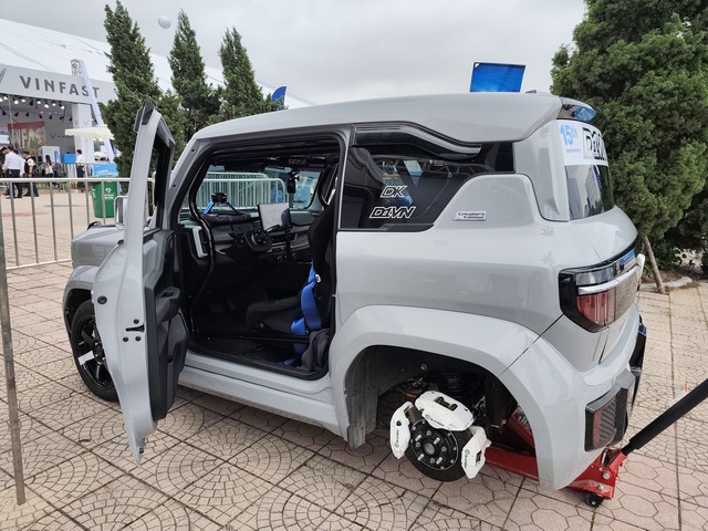 Hai chiếc VinFast VF 3 'đốt lốp' khét lẹt, có trang bị như xe đua: Thứ quan trọng nhất vẫn nguyên bản - Ảnh 6