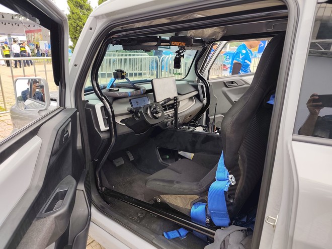 Hai chiếc VinFast VF 3 'đốt lốp' khét lẹt, có trang bị như xe đua: Thứ quan trọng nhất vẫn nguyên bản - Ảnh 3