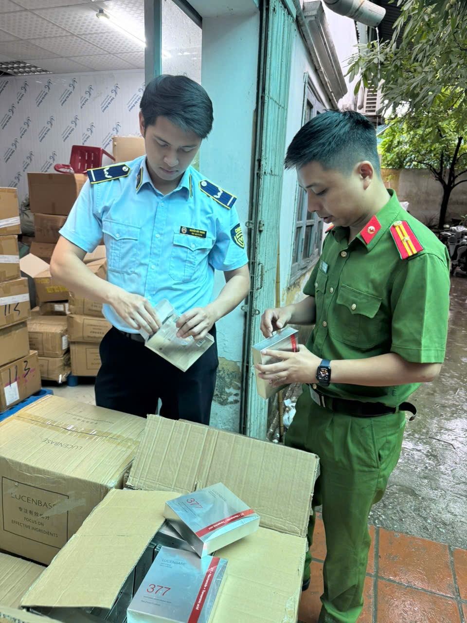 Phát hiện 15.000 mặt nạ dưỡng da nhập lậu tại shop mỹ phẩm ở Hà Nội - Ảnh 1