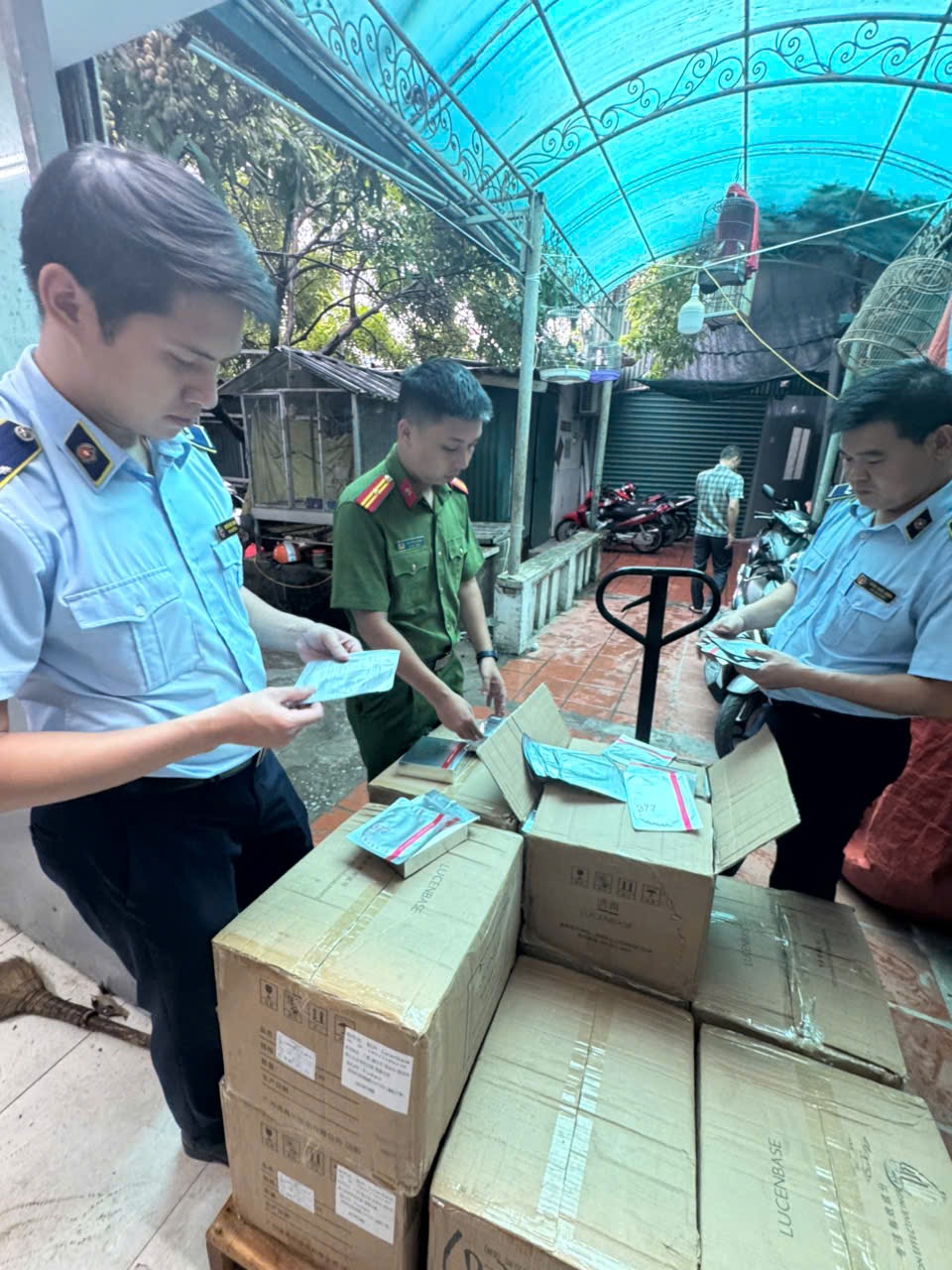 Phát hiện 15.000 mặt nạ dưỡng da nhập lậu tại shop mỹ phẩm ở Hà Nội - Ảnh 2