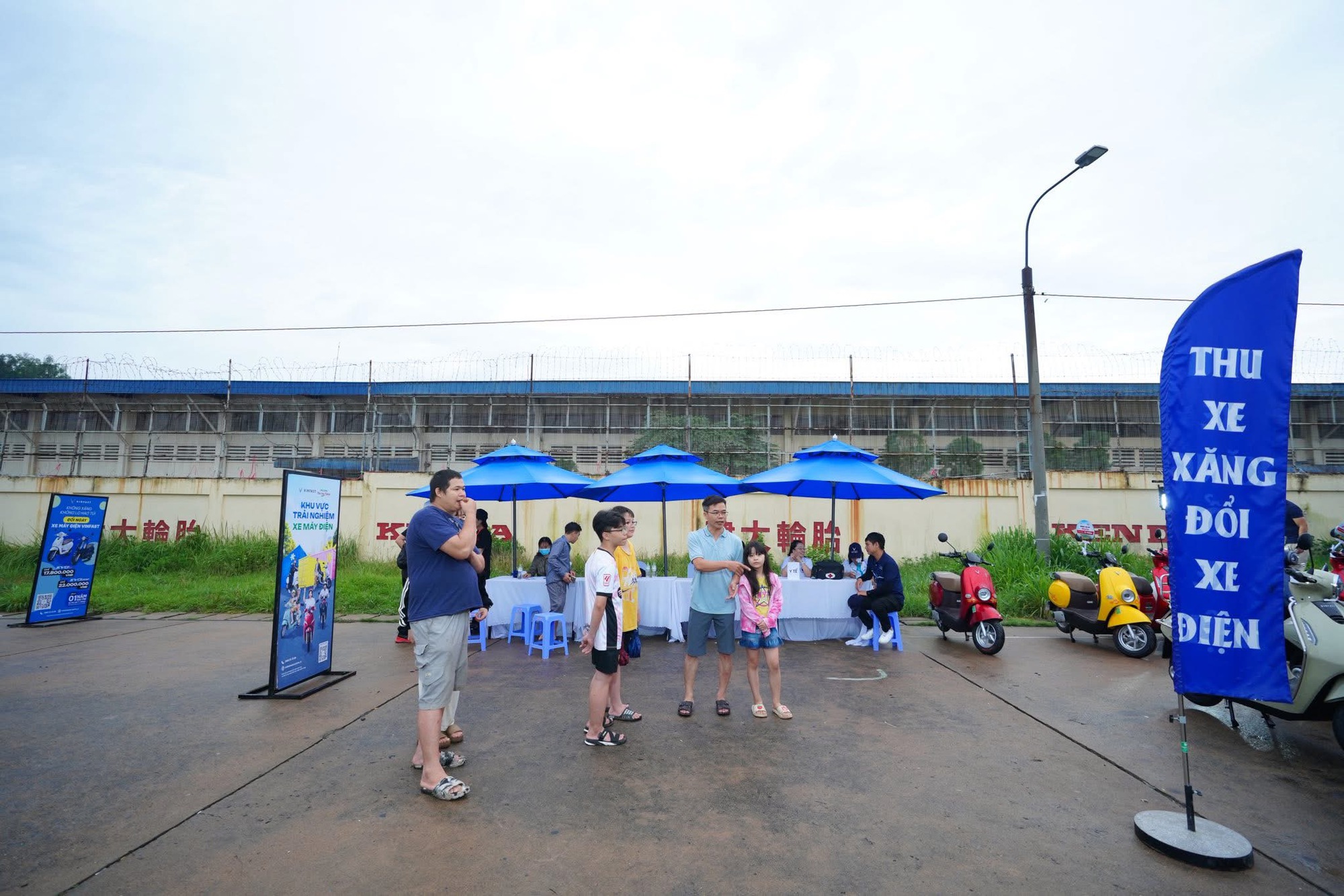 Đua nhau đổi xe máy xăng lấy xe điện, các hãng đem xe xăng đi đâu? - Ảnh 1