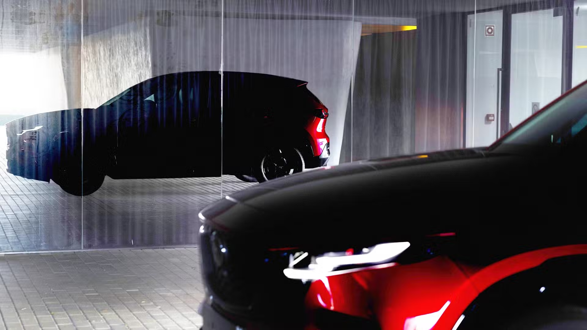 Mazda CX-5 2026 lần đầu có loạt ảnh chính thức: Lộ rõ nét cụm đèn mới, nhiều đường nét góc cạnh hơn, logo hybrid, ra mắt ngay tuần sau - Ảnh 1