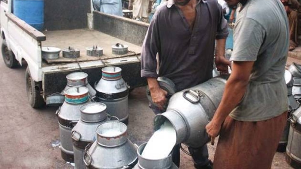 Đột kích một nhà máy, công an triệt phá đường dây sản xuất sữa giả từ hóa chất, tịch thu máy trộn công nghiệp, dầu thực vật kém chất lượng và hàng trăm lít nước bẩn - Ảnh 1