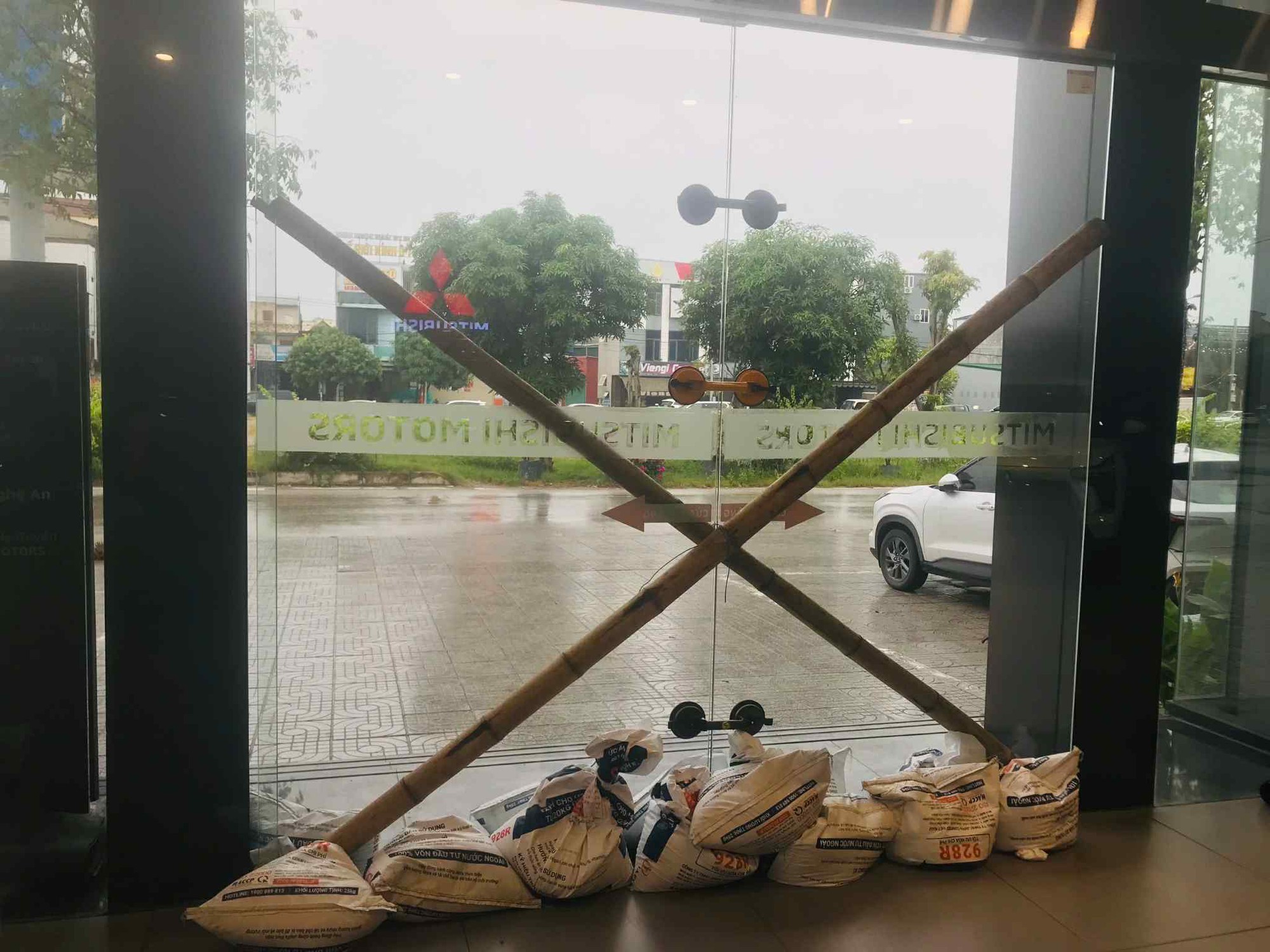 Showroom xe Việt tìm đủ cách chống bão Wipha: Có nơi mang xe đi trốn, nơi khác thuê vài container chắn cửa - Ảnh 4