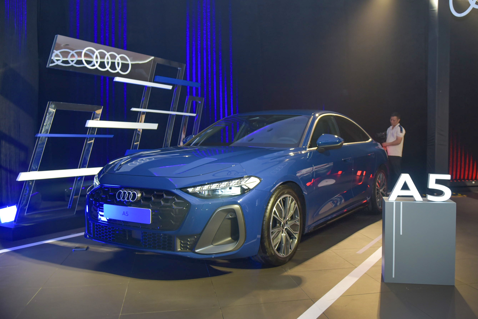 Audi A5 2025 ra mắt Việt Nam: Giá 2,2 tỷ, 3 màn hình trên táp lô, đấu C-Class và 3-Series - Ảnh 1