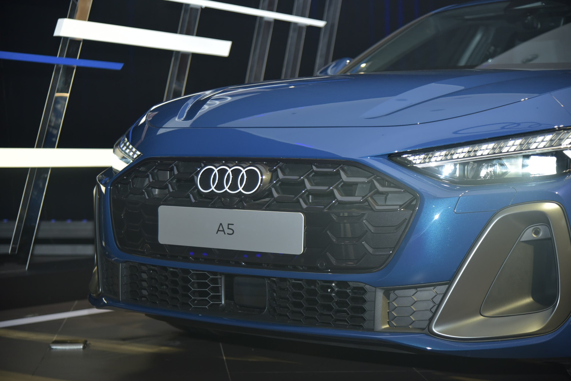 Audi A5 2025 ra mắt Việt Nam: Giá 2,2 tỷ, 3 màn hình trên táp lô, đấu C-Class và 3-Series - Ảnh 3