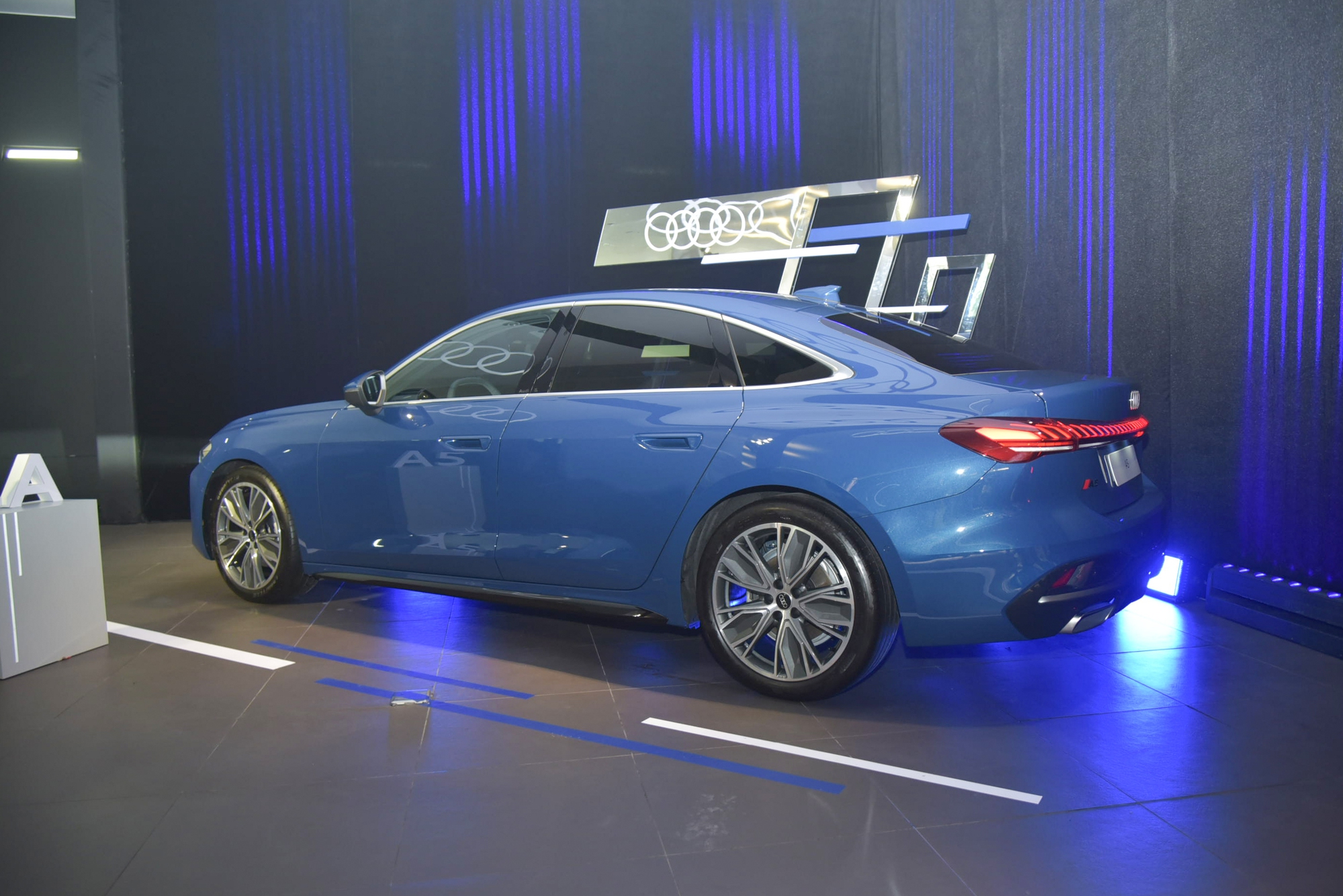 Audi A5 2025 ra mắt Việt Nam: Giá 2,2 tỷ, 3 màn hình trên táp lô, đấu C-Class và 3-Series - Ảnh 5