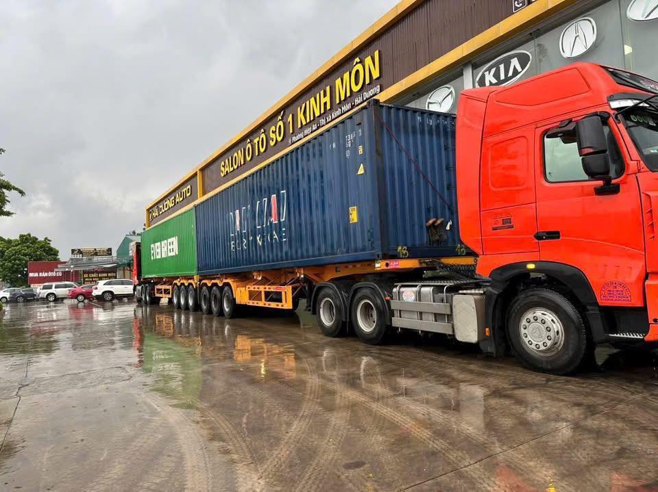 Showroom xe Việt tìm đủ cách chống bão Wipha: Có nơi mang xe đi trốn, nơi khác thuê vài container chắn cửa - Ảnh 2